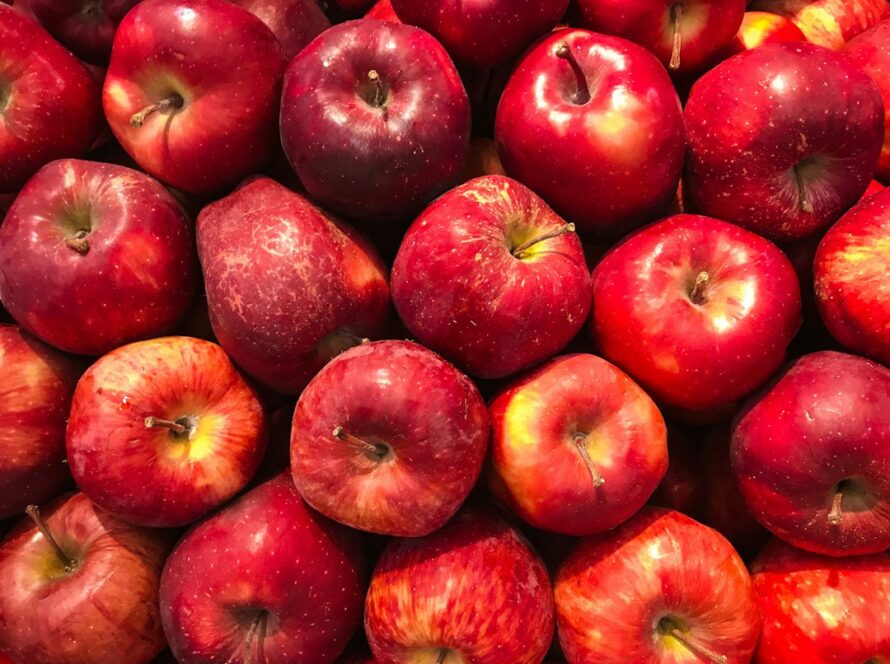 Red apples, a food source of quercetin